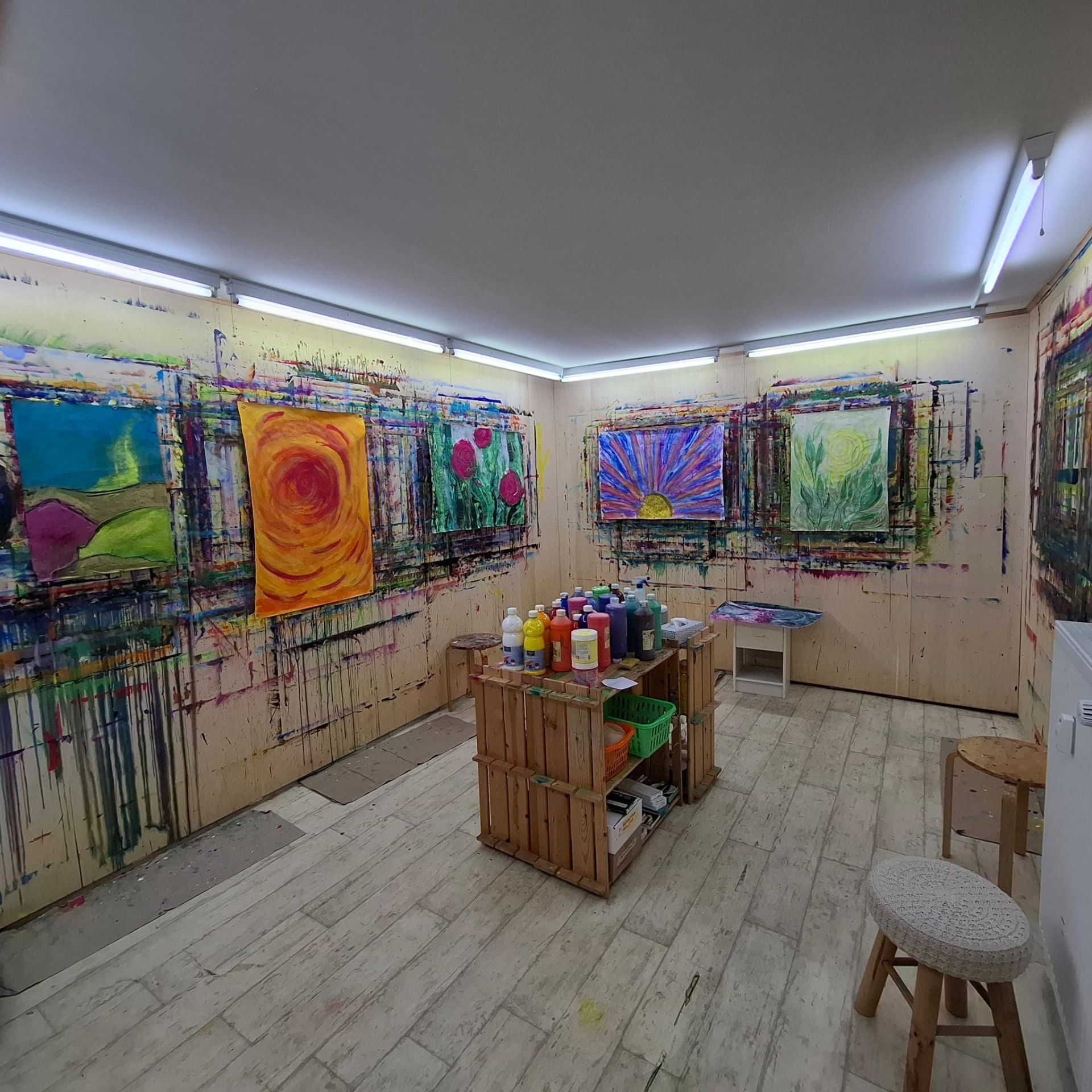 Malatelier mit farbenfrohen Bildern