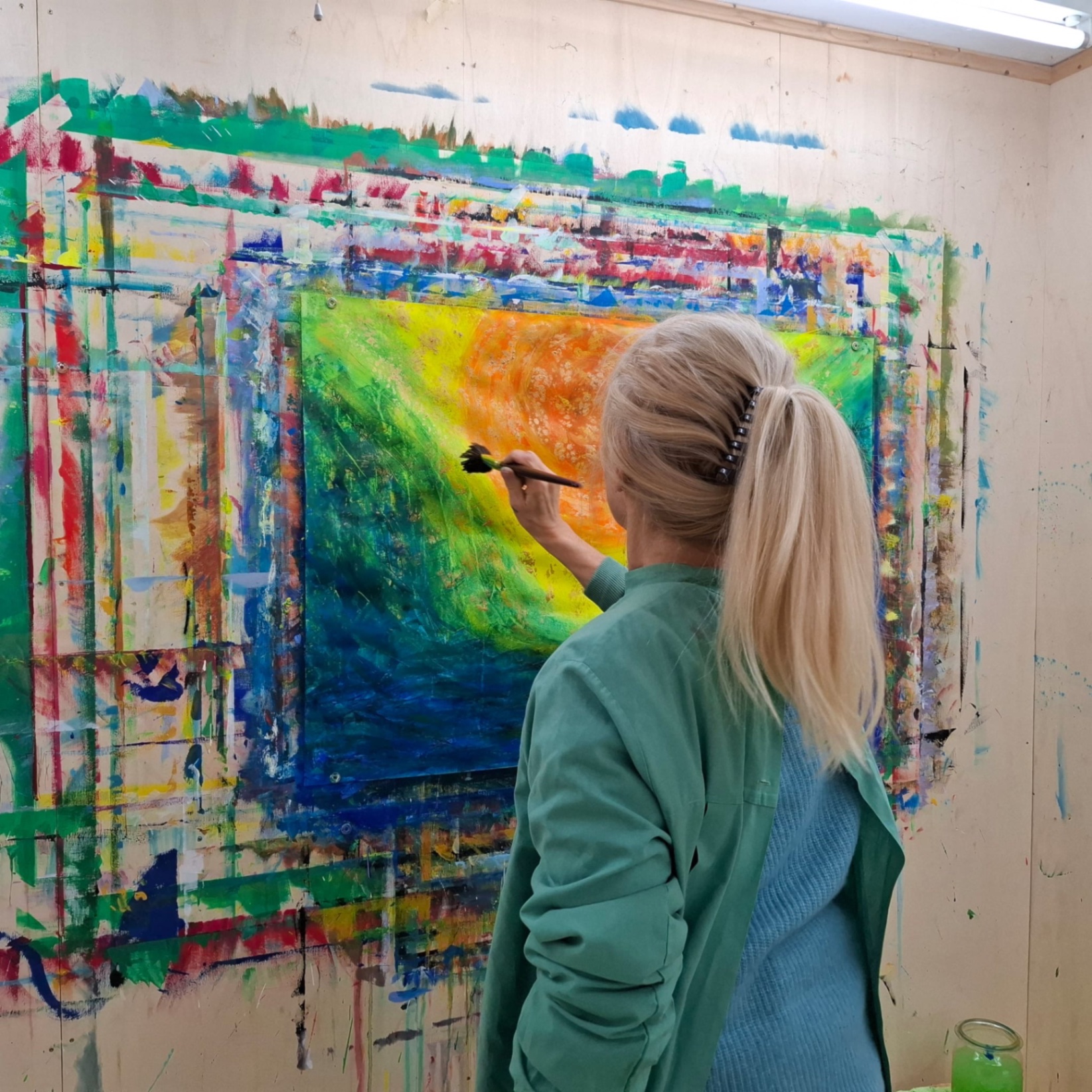 Silvia beim Malen in ihrem Atelier